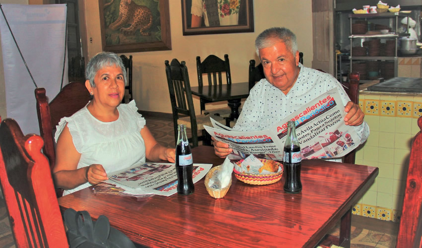 Grupo de personas desayunando.