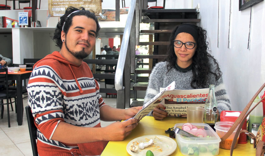 Grupo de personas desayunando.
