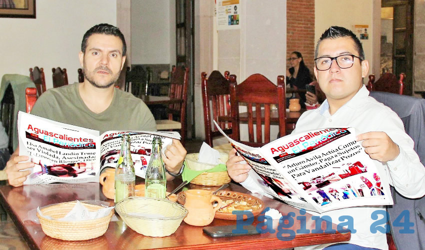 Grupo de personas desayunando.