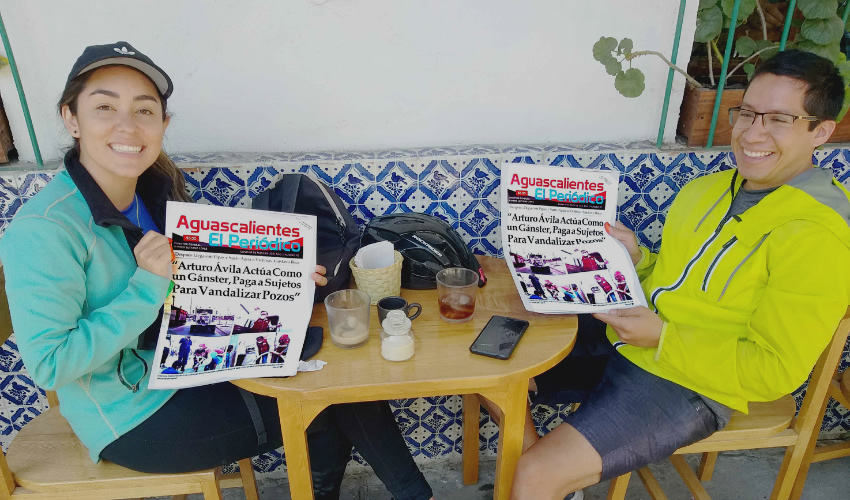 Grupo de personas desayunando.