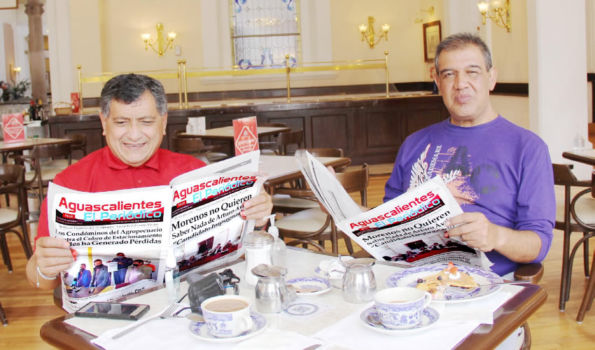 Grupo de personas desayunando.