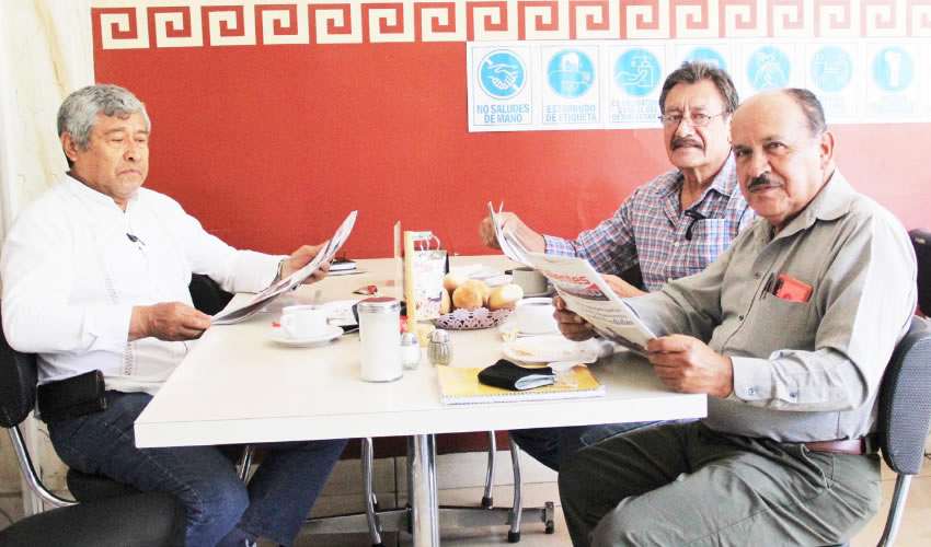 Grupo de personas desayunando.