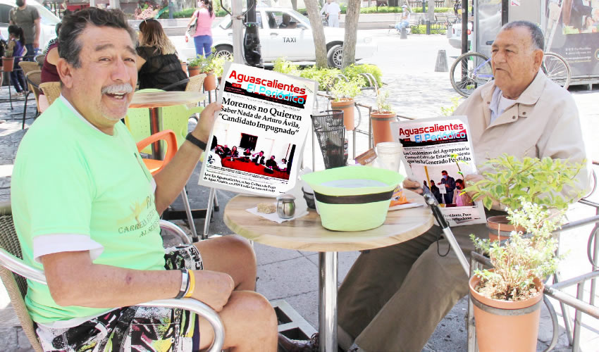 Grupo de personas desayunando.