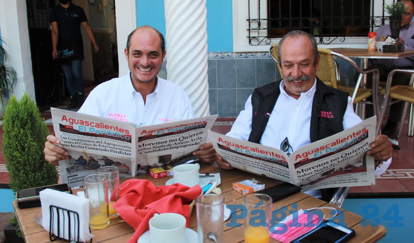 Grupo de personas desayunando.
