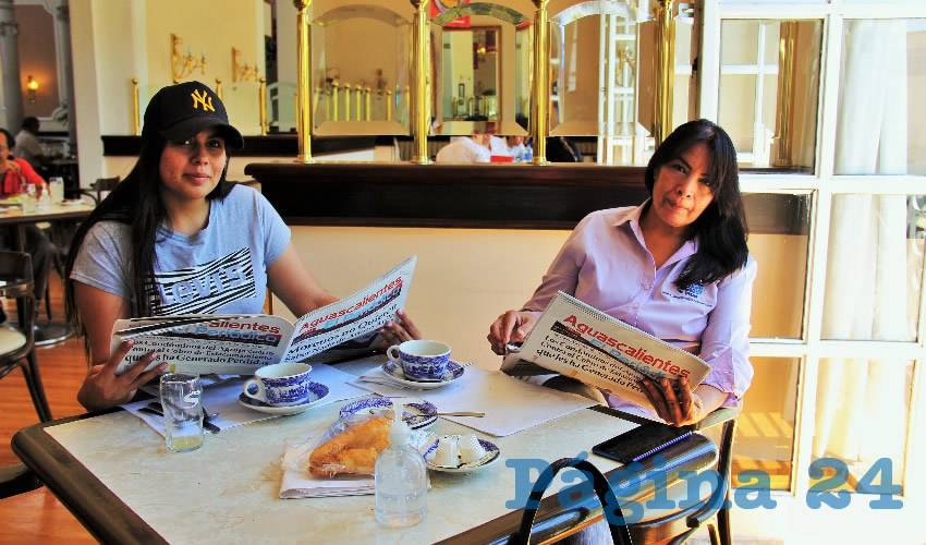Grupo de personas desayunando.