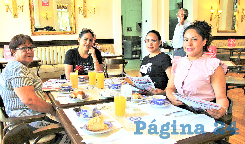 Grupo de personas desayunando.