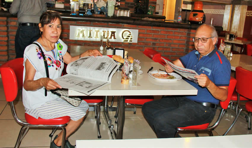 Grupo de personas desayunando.