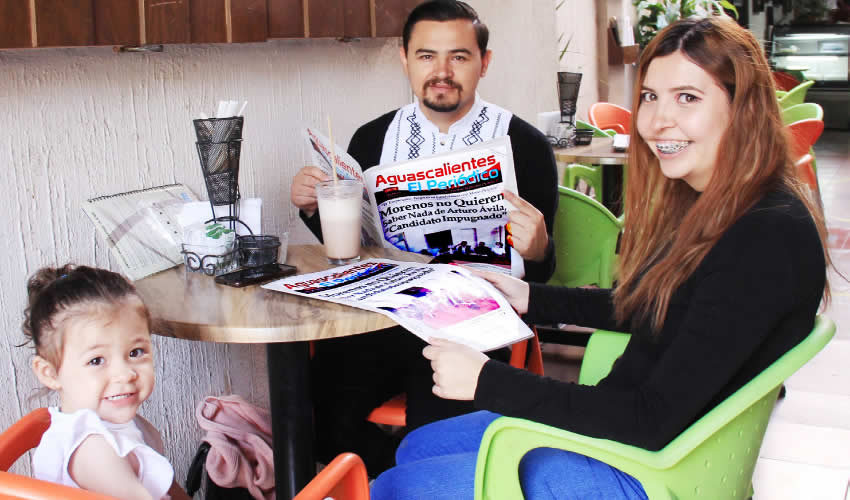 Grupo de personas desayunando.