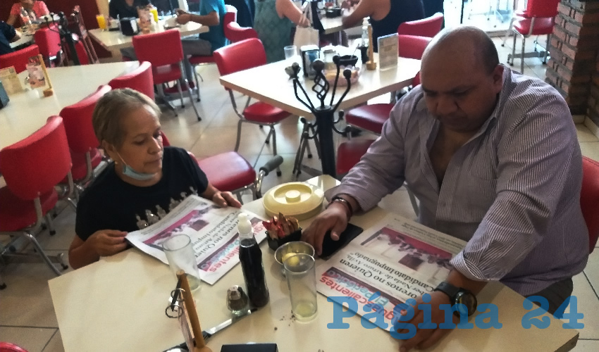 Grupo de personas desayunando.