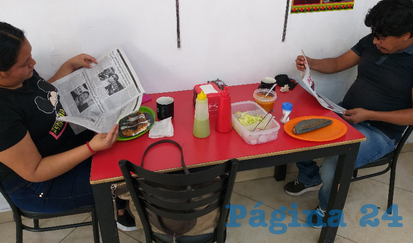 Grupo de personas desayunando.