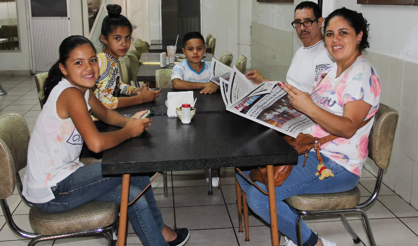 Grupo de personas desayunando.