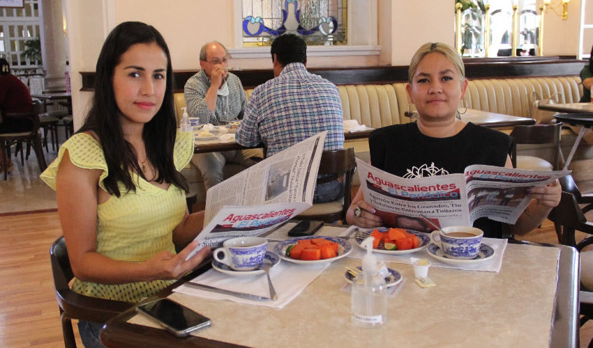Grupo de personas desayunando.