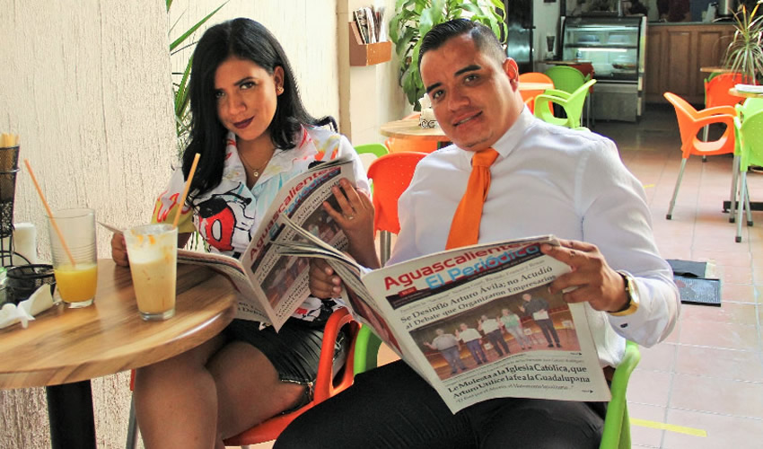 Grupo de personas desayunando.
