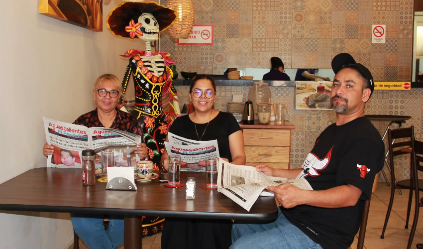 Grupo de personas desayunando.