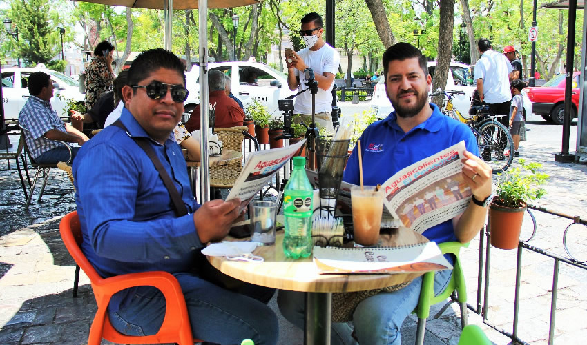 Grupo de personas desayunando.