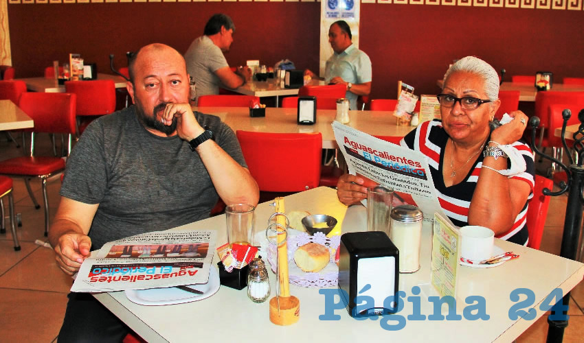 Grupo de personas desayunando.