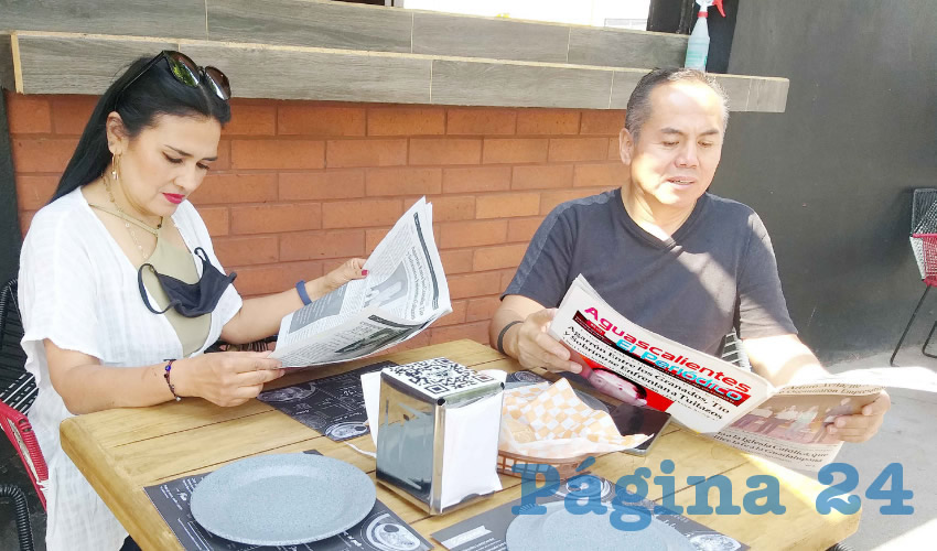Grupo de personas desayunando.