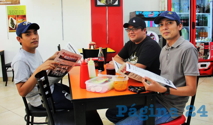 Grupo de personas desayunando.