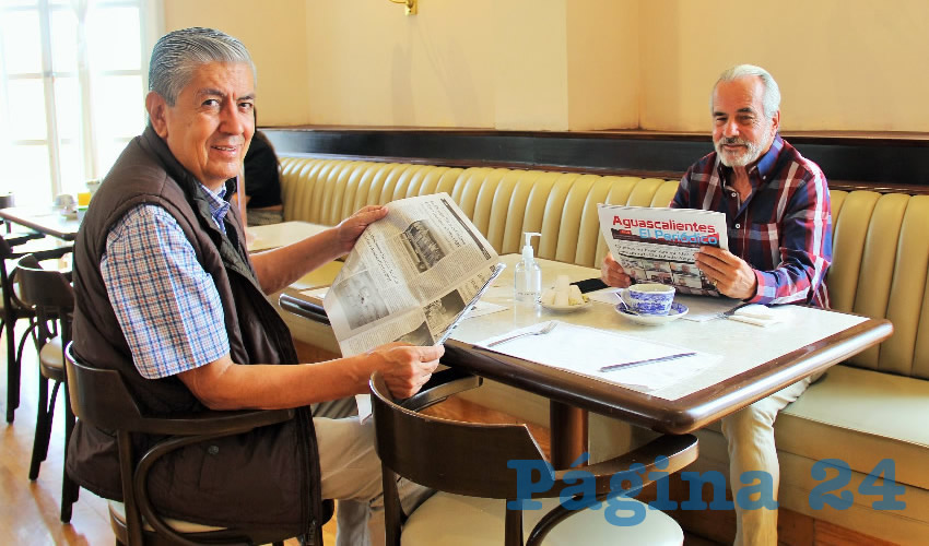 Grupo de personas desayunando.