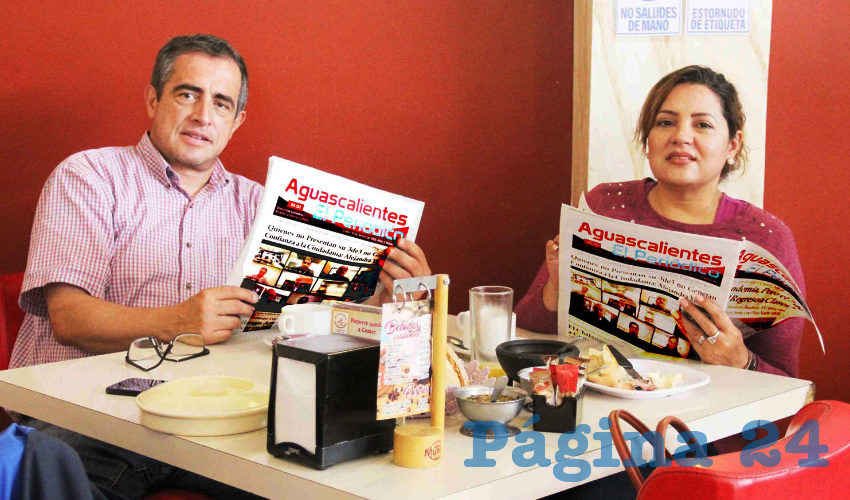 Grupo de personas desayunando.