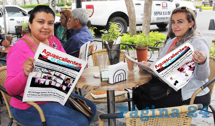 Grupo de personas desayunando.