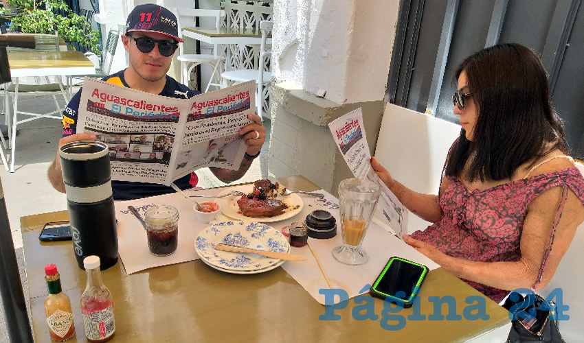 Grupo de personas desayunando.