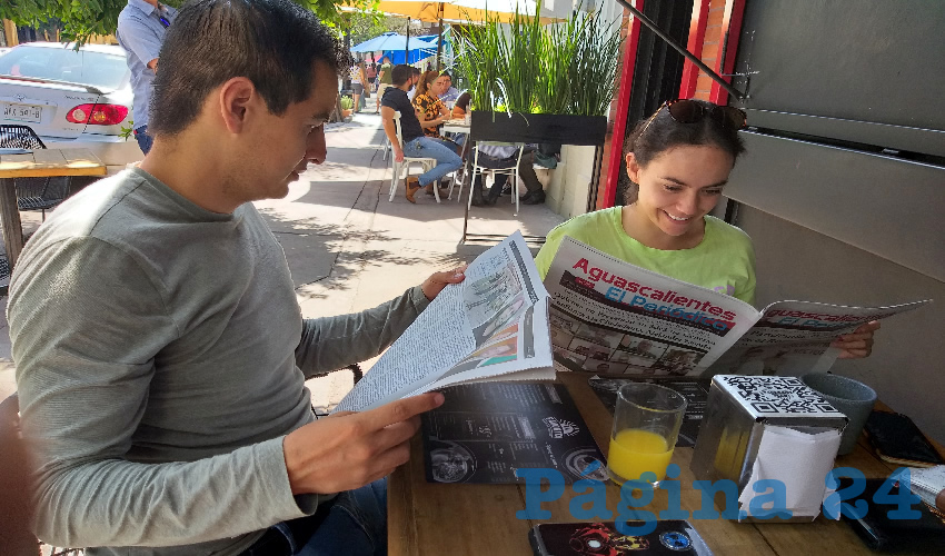 Grupo de personas desayunando.