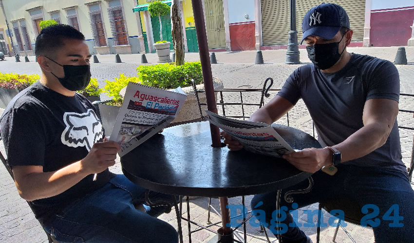 Grupo de personas desayunando.