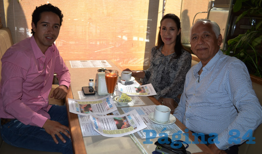 Grupo de personas desayunando.
