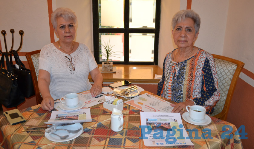 Grupo de personas desayunando.