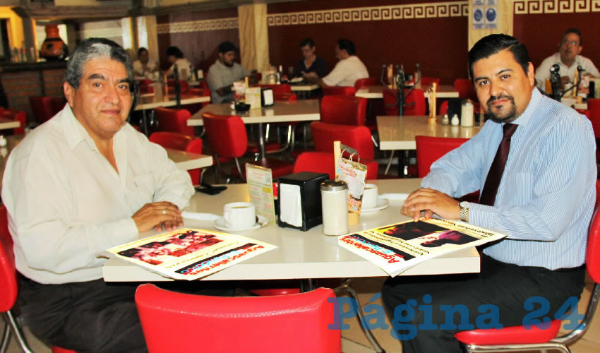 Grupo de personas desayunando.