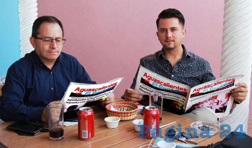 Grupo de personas desayunando.