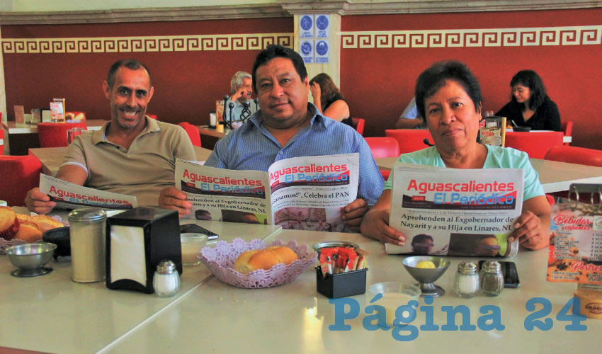 Grupo de personas desayunando.