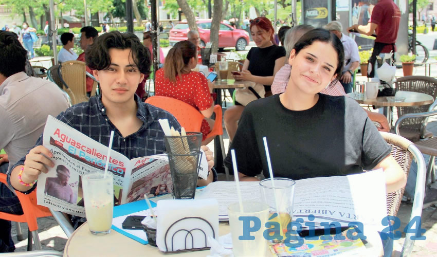 Grupo de personas desayunando.