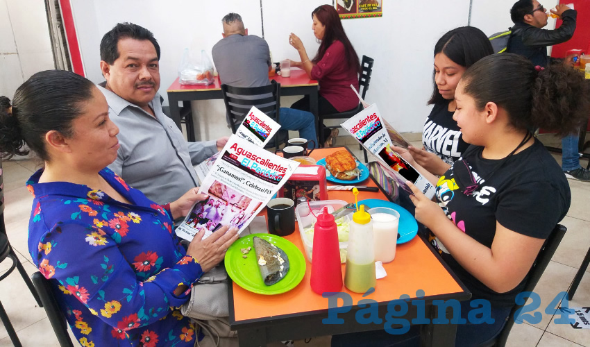 Grupo de personas desayunando.