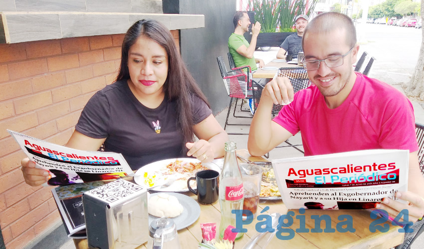 Grupo de personas desayunando.
