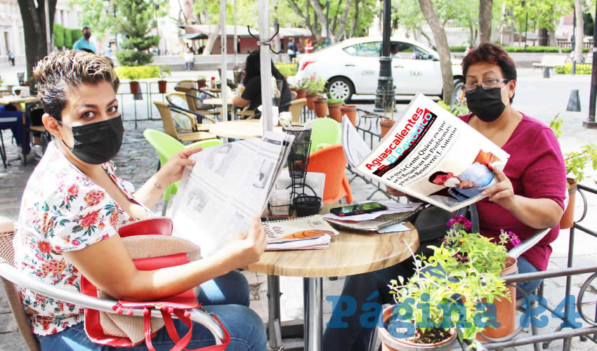 Grupo de personas desayunando.