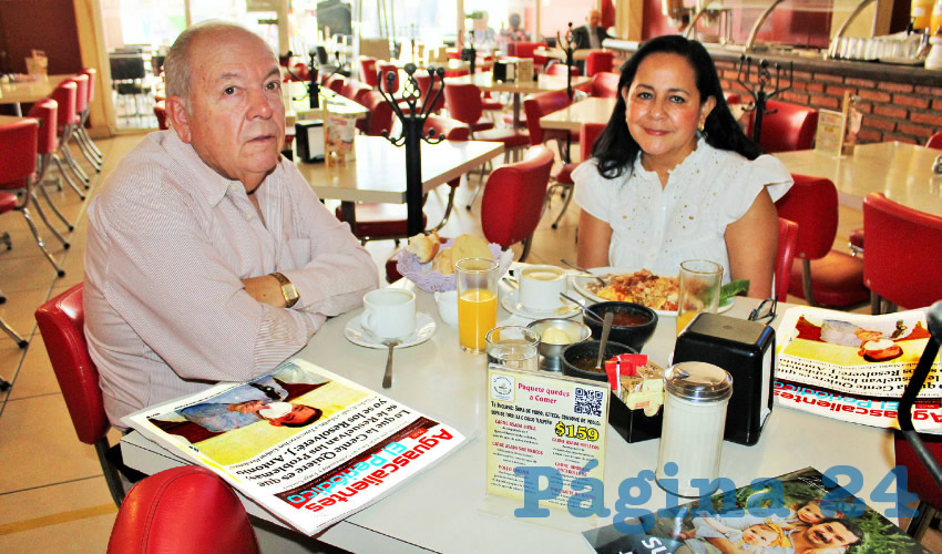 Grupo de personas desayunando.
