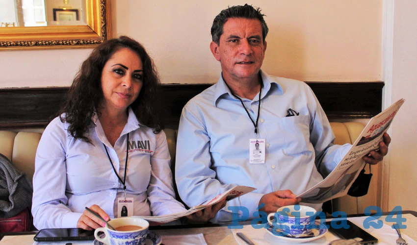 Grupo de personas desayunando.