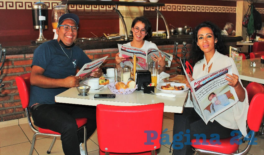 Grupo de personas desayunando.