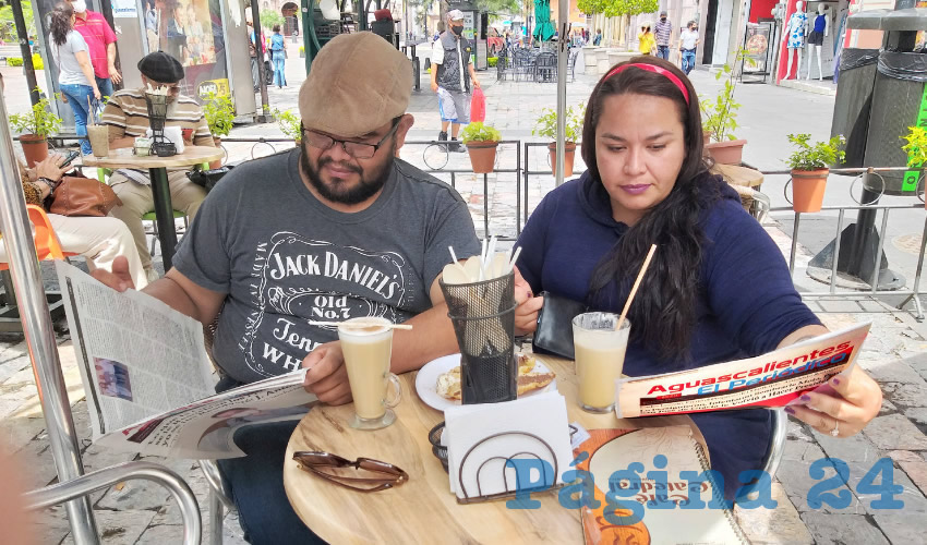 Grupo de personas desayunando.