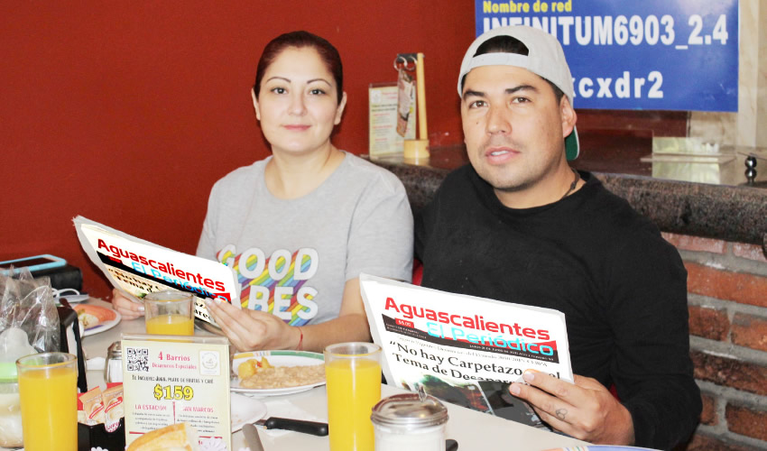 Grupo de personas desayunando.