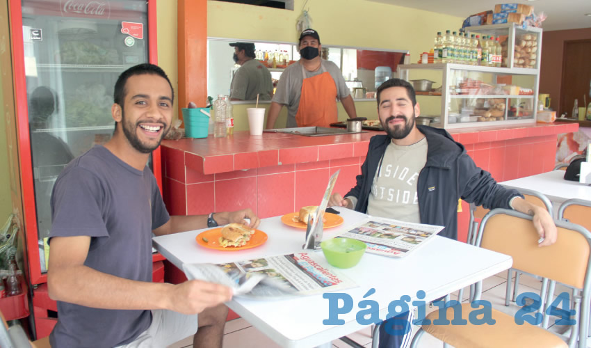 Grupo de personas desayunando.