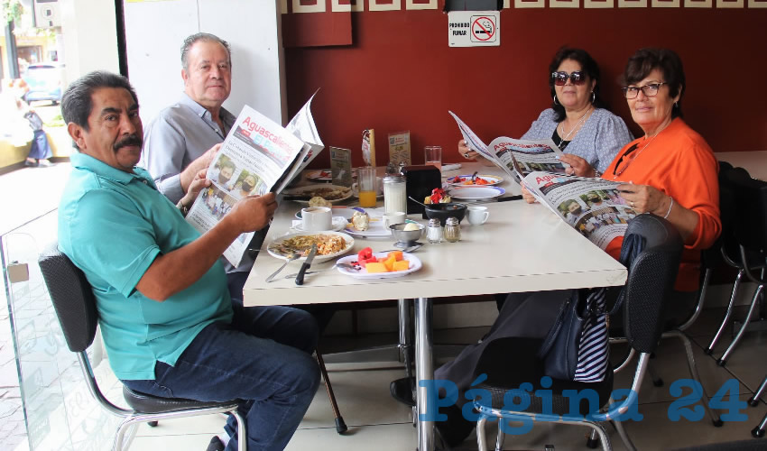 Grupo de personas desayunando.