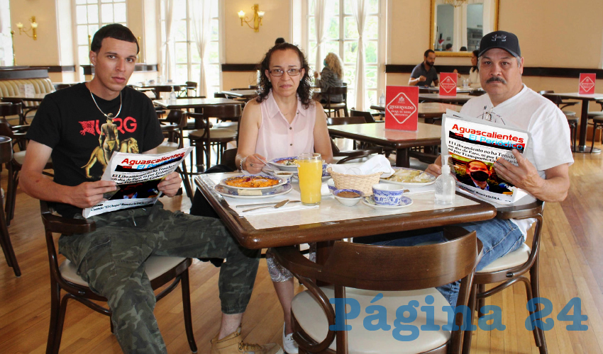 Grupo de personas desayunando.