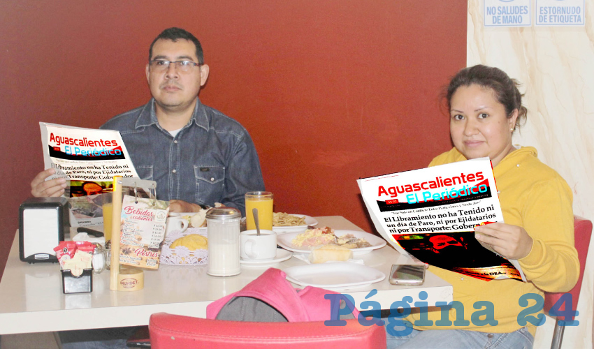 Grupo de personas desayunando.