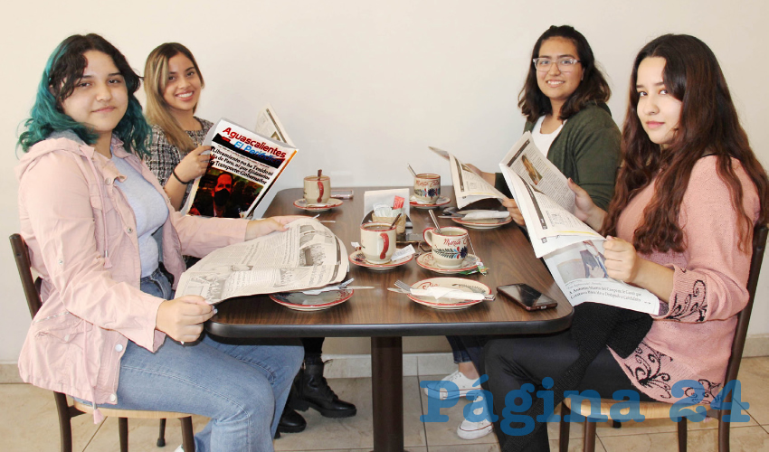 Grupo de personas desayunando.