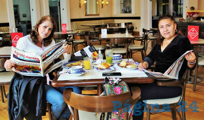 Grupo de personas desayunando.