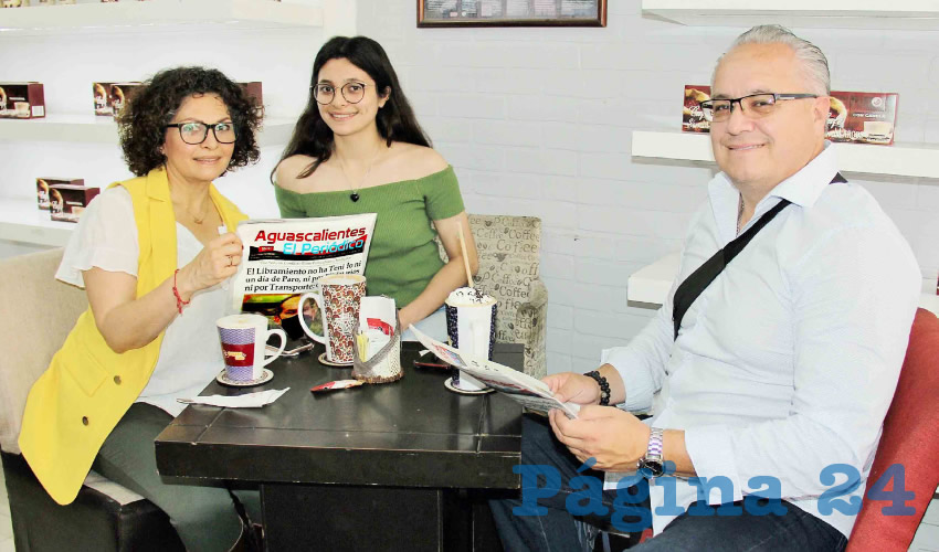 Grupo de personas desayunando.