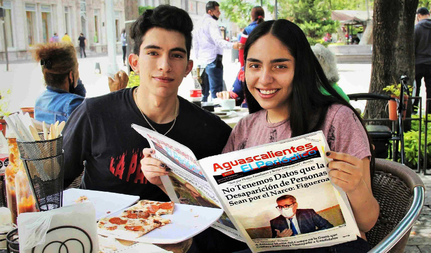 Grupo de personas desayunando.